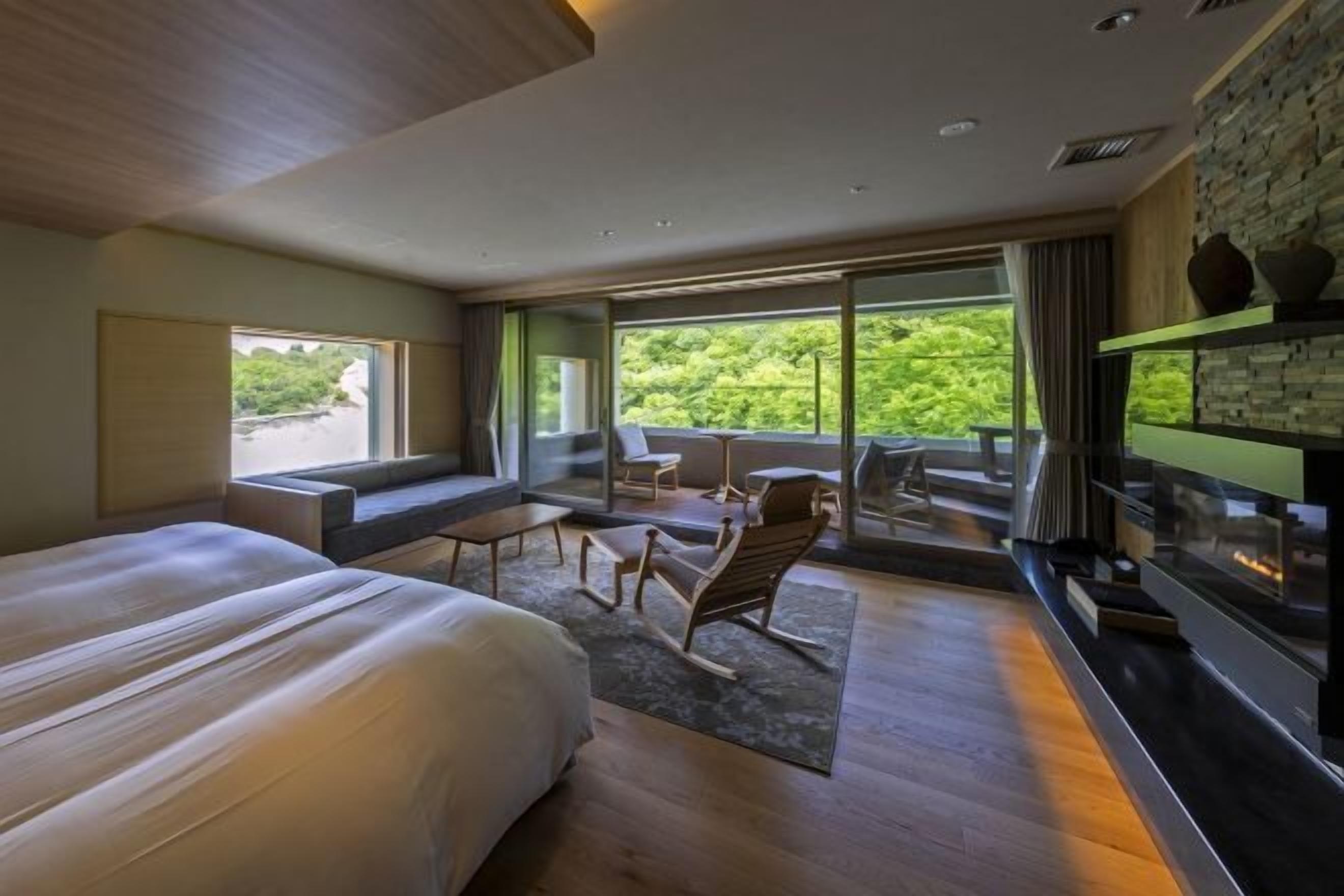 Down duvets, in-room safe, desk, blackout curtains