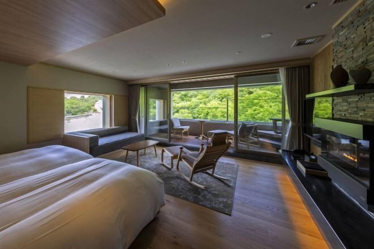 Down duvets, in-room safe, desk, blackout curtains