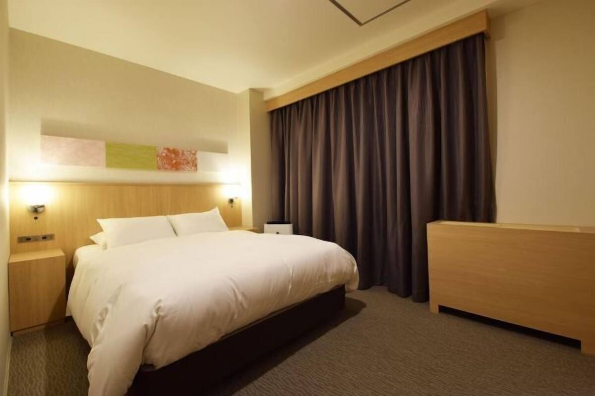 Down duvets, in-room safe, desk, blackout curtains
