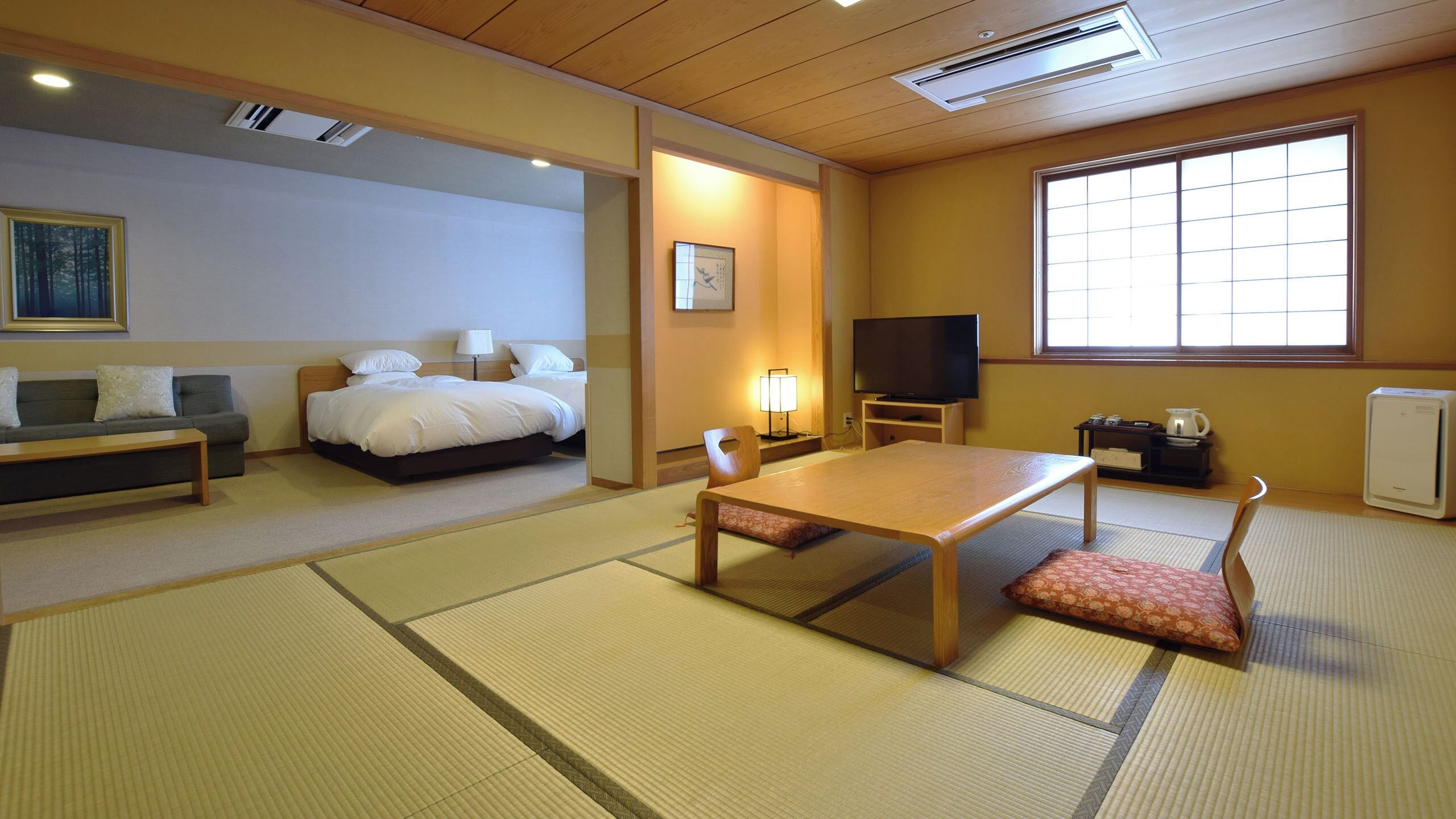 Donsdekens, een kluis op de kamer, een bureau, verduisterende gordijnen