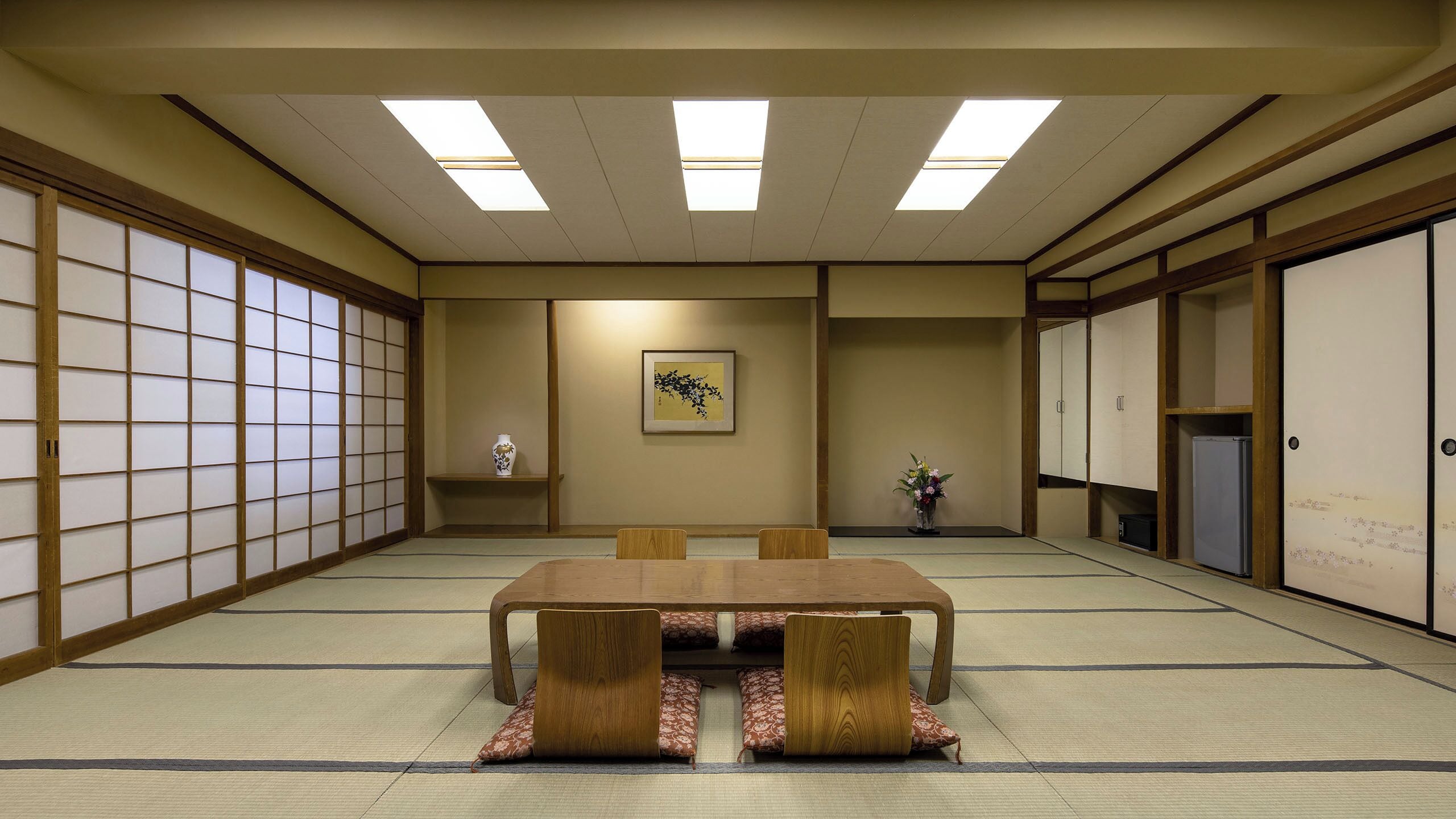 Donsdekens, een kluis op de kamer, een bureau, verduisterende gordijnen