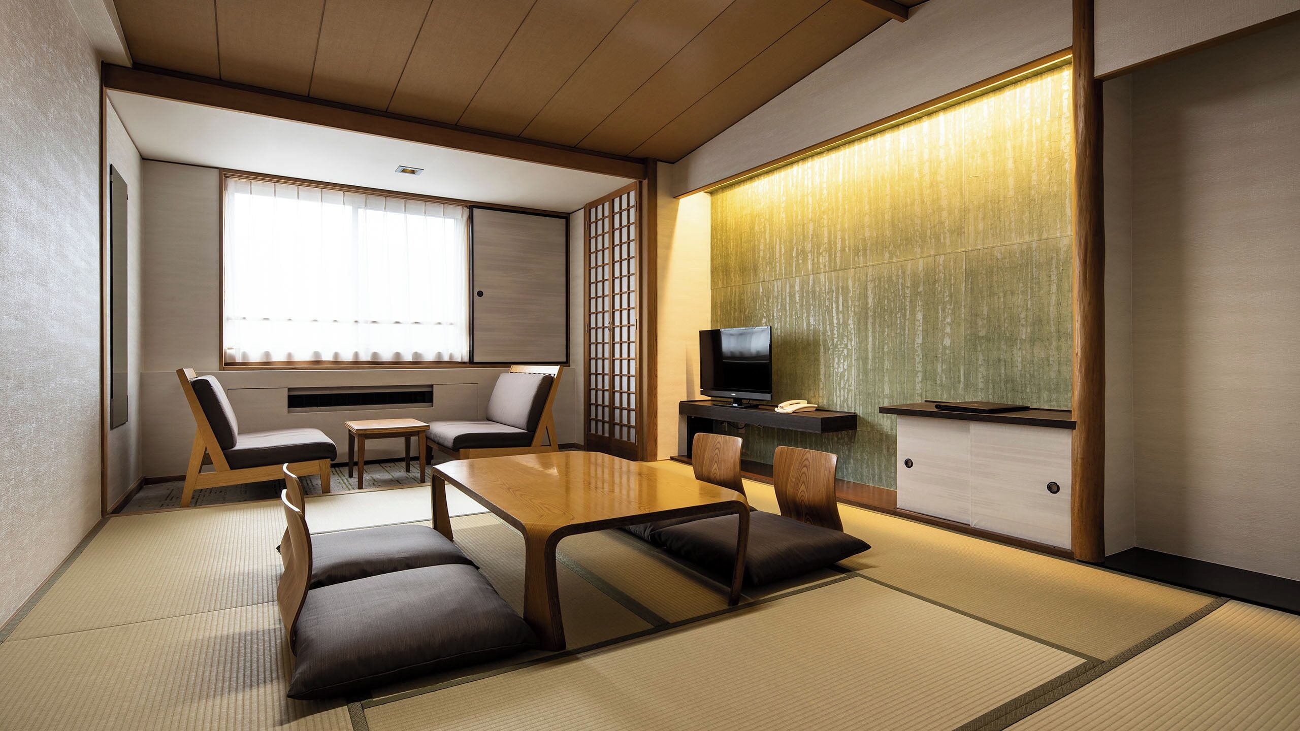 Superior kamer, niet-roken (South, Japanese Style, Kaiseki Dinner) | Donsdekens, een kluis op de kamer, een bureau, verduisterende gordijnen