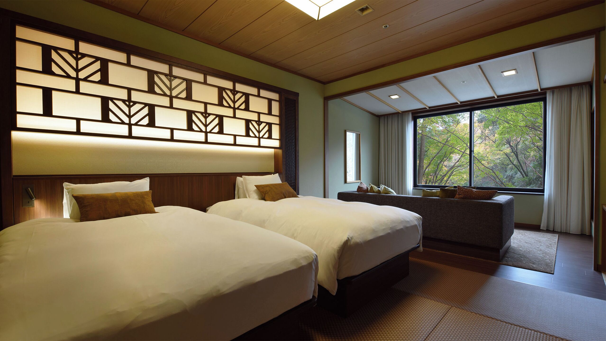 Donsdekens, een kluis op de kamer, een bureau, verduisterende gordijnen