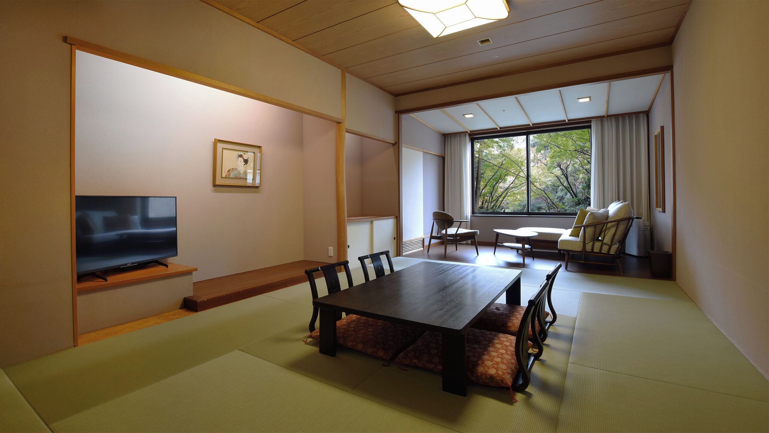 Donsdekens, een kluis op de kamer, een bureau, verduisterende gordijnen