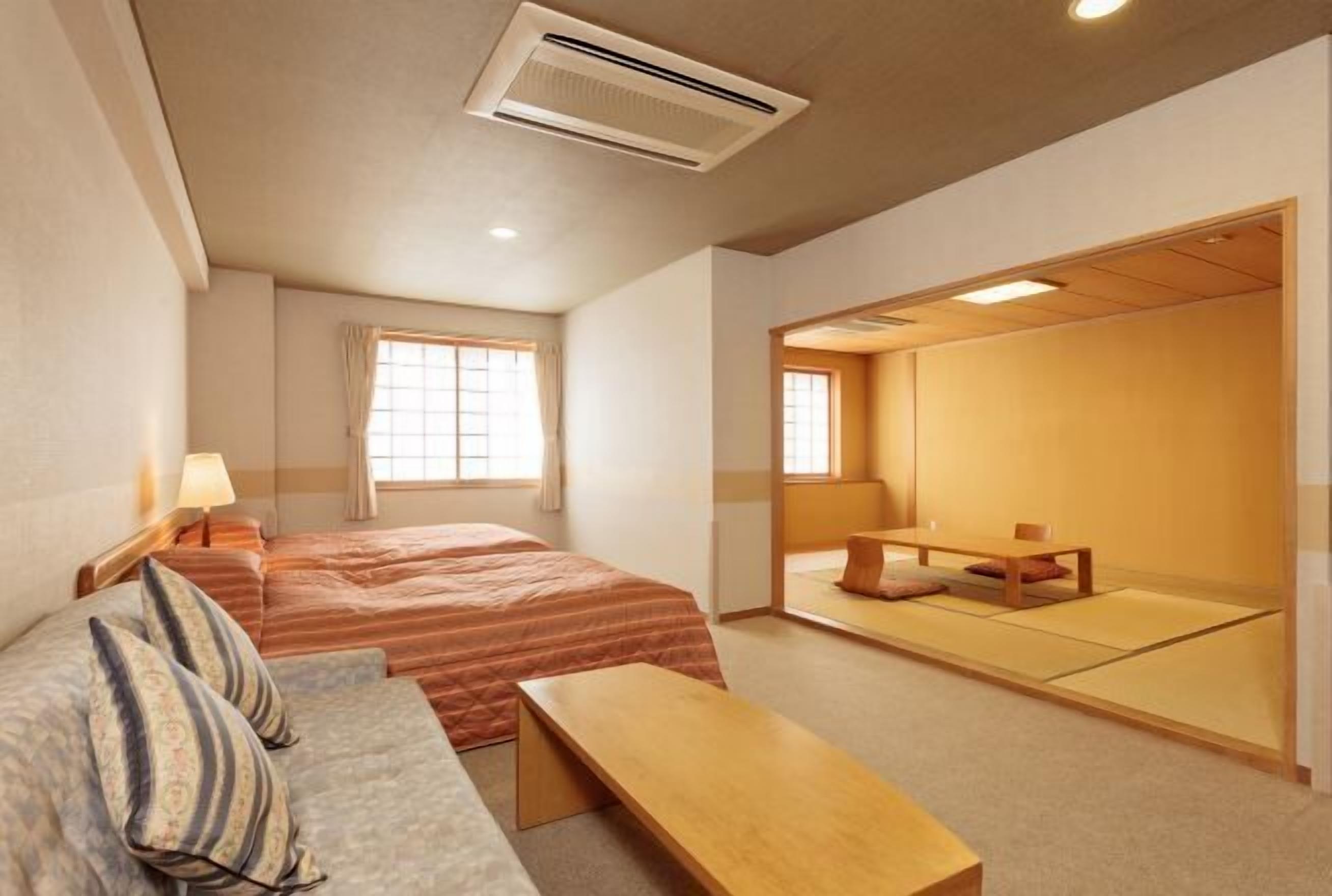 Down duvets, in-room safe, desk, blackout curtains