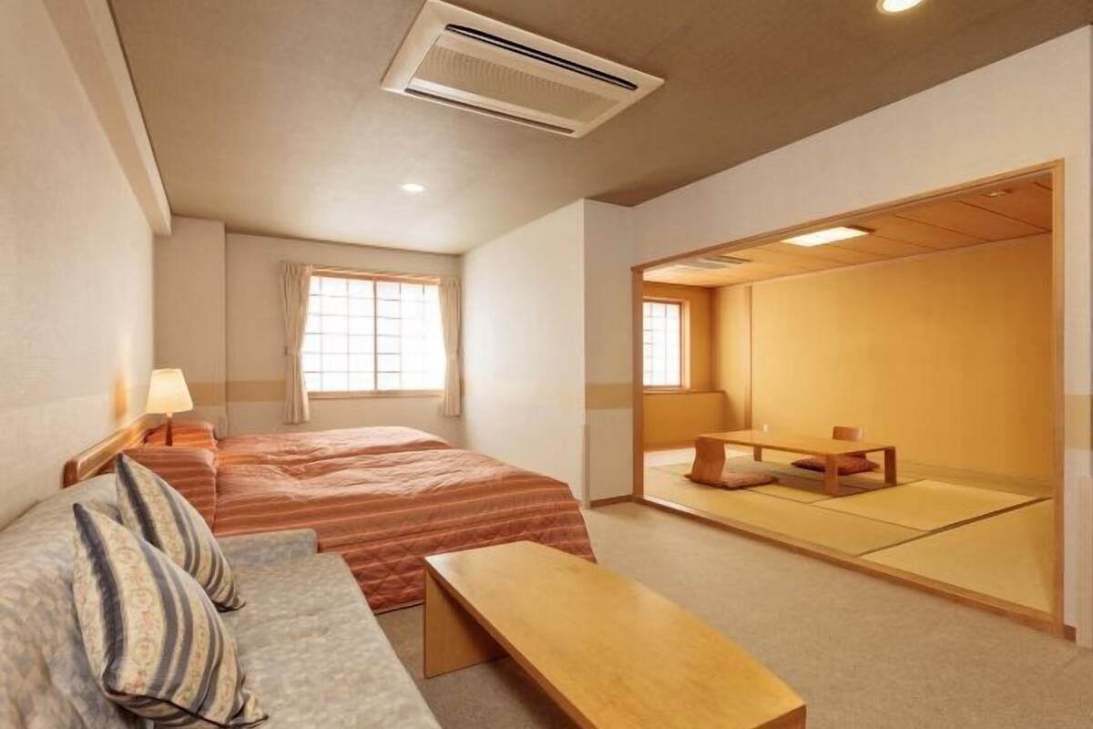 Down duvets, in-room safe, desk, blackout curtains