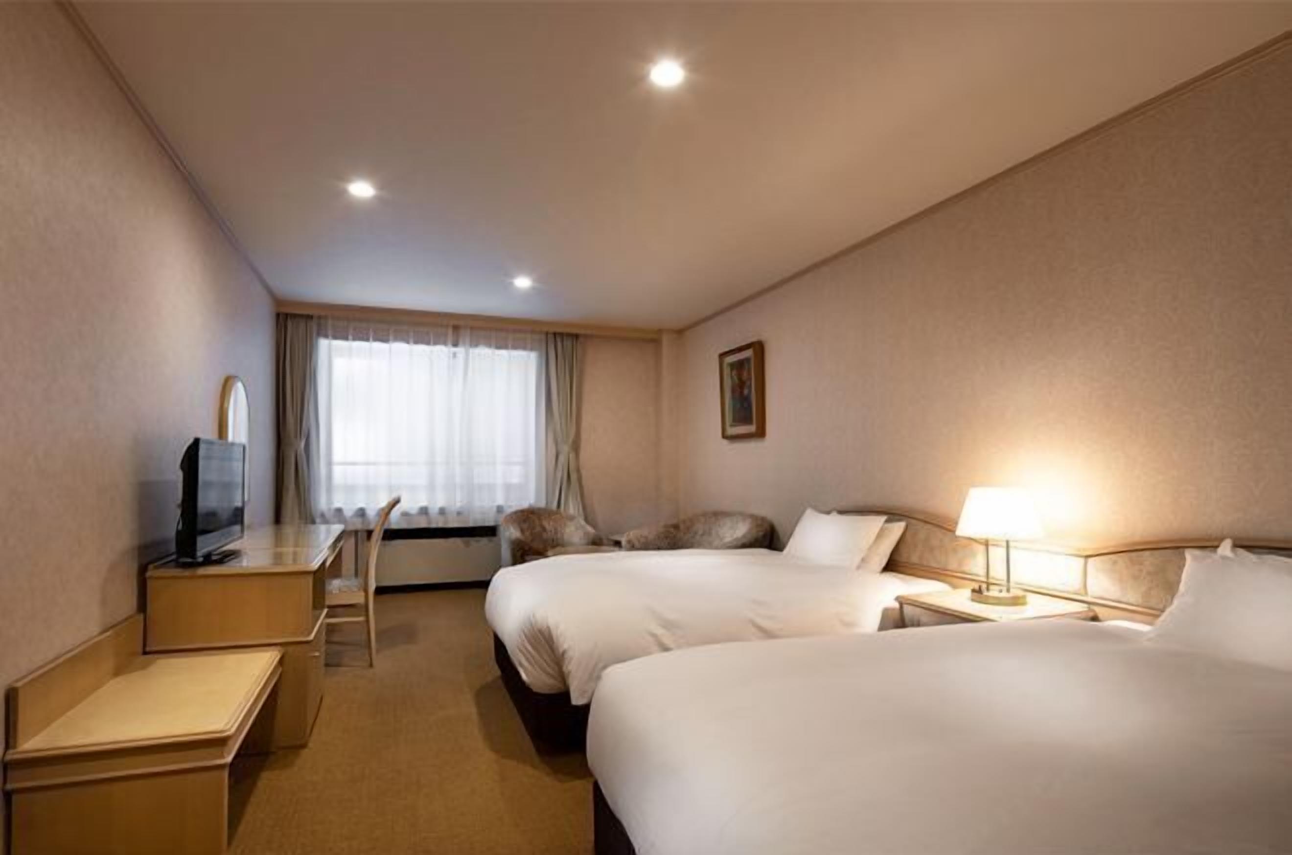 Down duvets, in-room safe, desk, blackout curtains