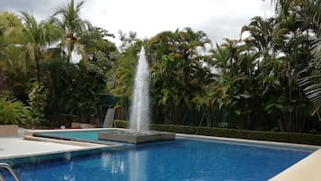 Alberca al aire libre y camastros