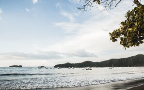 Pantai di sekitar dan pasir hitam