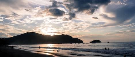 Playa en los alrededores y playa de arena negra 