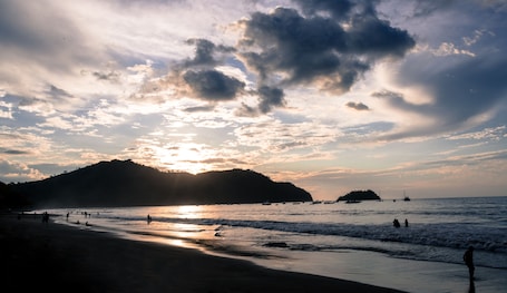 Una playa cerca, arena negra