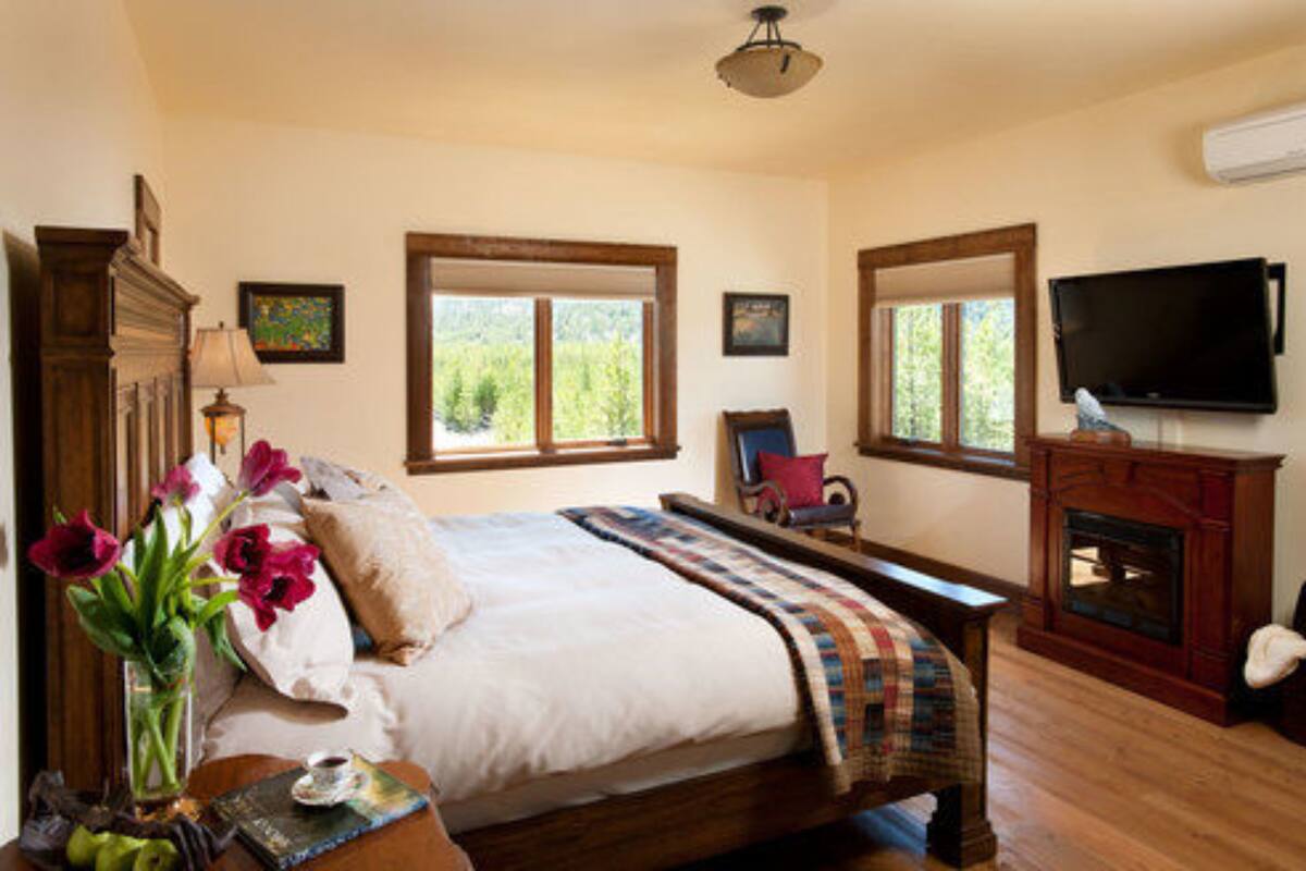 Premium bedding, iron/ironing board (on request), rollaway beds