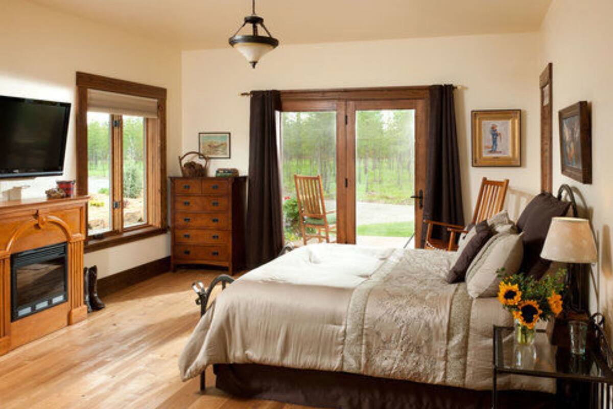 Premium bedding, iron/ironing board (on request), rollaway beds