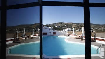 Udendørs pool, parasoller, liggestole