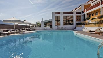 Udendørs pool, parasoller, liggestole