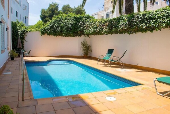 Piscine extérieure, chaises longues