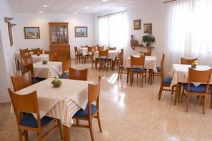 Daily continental breakfast (EUR 3.50 per person)