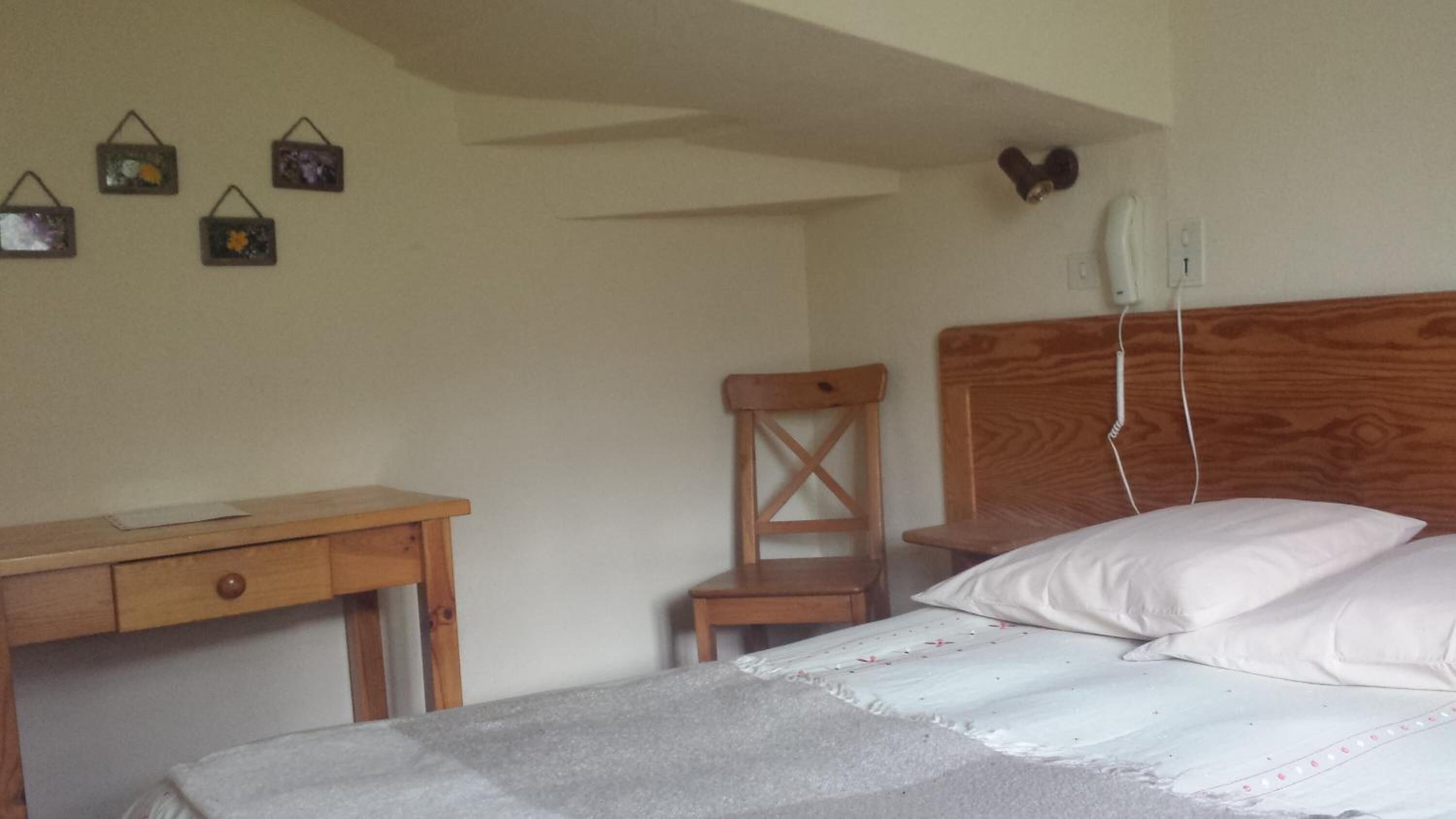 desk, free wifi, bed sheets