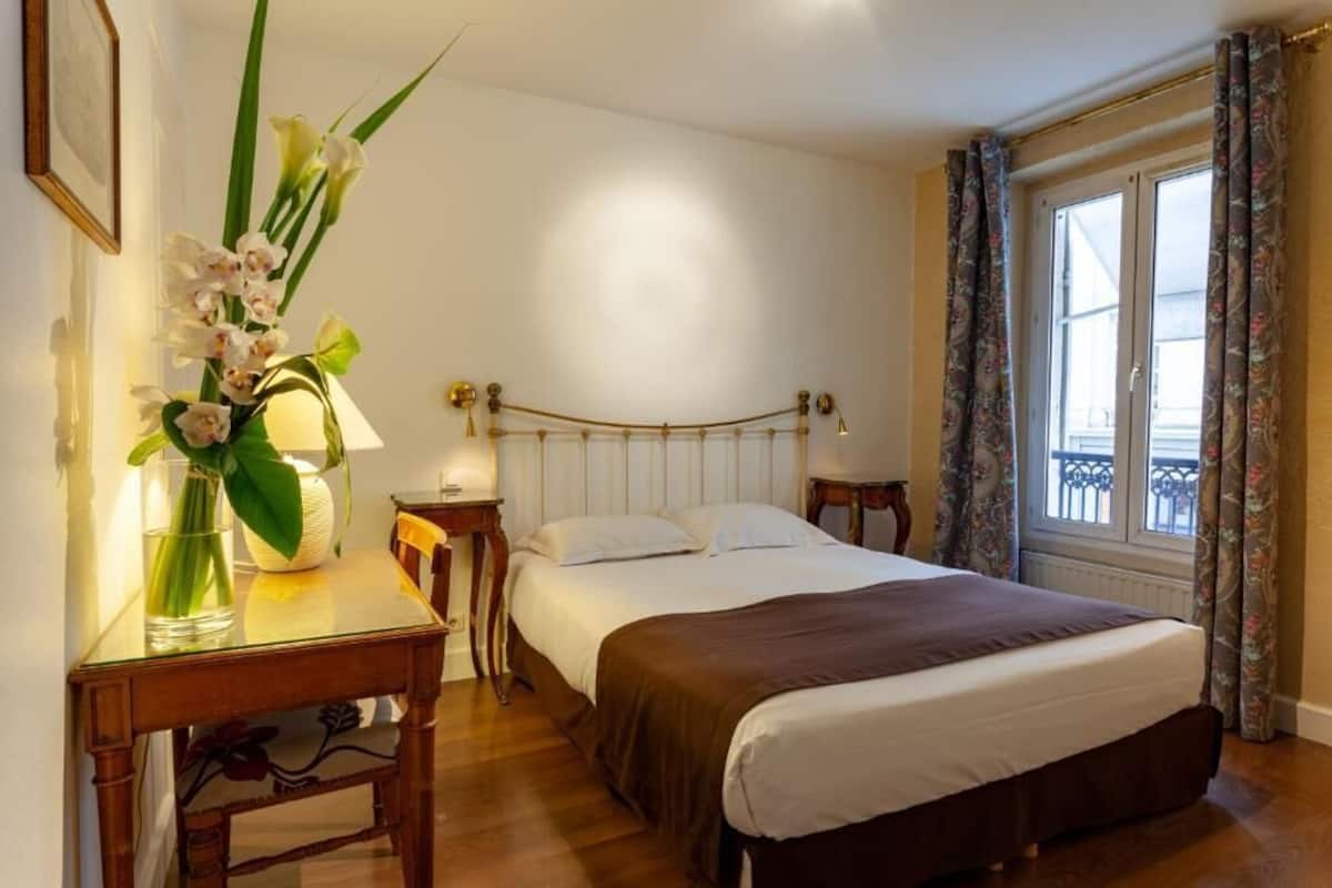 Superior tweepersoonskamer | Een minibar, een kluis op de kamer, een bureau, geluiddichte muren