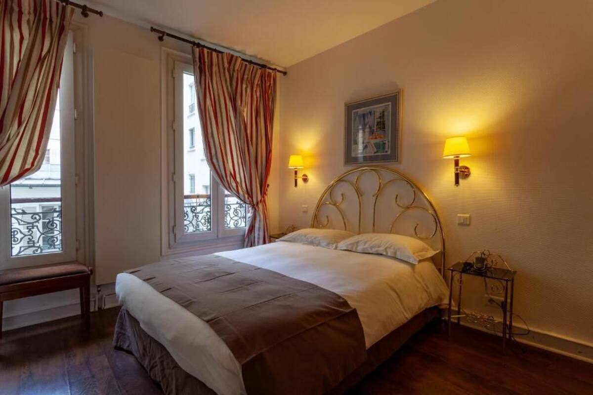 Standard Tek Büyük Yataklı Oda | Minibar, odada kasa, masa, ses yalıtımı 