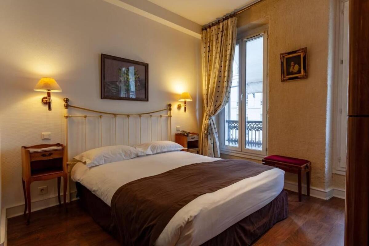 Classic Tek Büyük Yataklı Oda | Minibar, odada kasa, masa, ses yalıtımı 