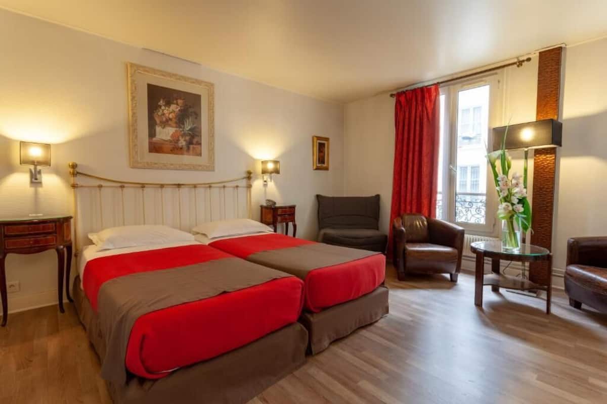 Deluxe Üç Kişilik Oda | Minibar, odada kasa, masa, ses yalıtımı 