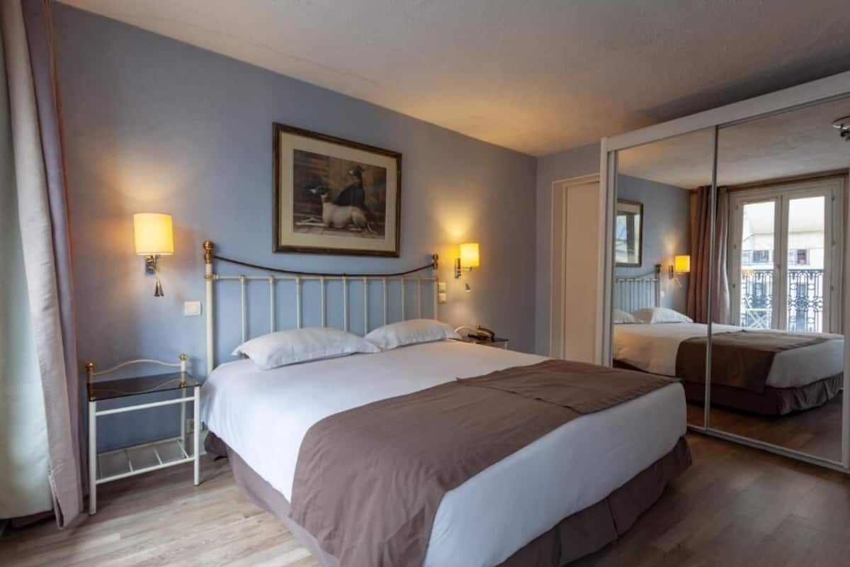 Deluxe kamer, 1 twee- of 2 eenpersoonsbedden | Een minibar, een kluis op de kamer, een bureau, geluiddichte muren