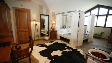 Chambre Deluxe, 1 très grand lit | Minibar, coffres-forts dans les chambres, bureau, Wi-Fi