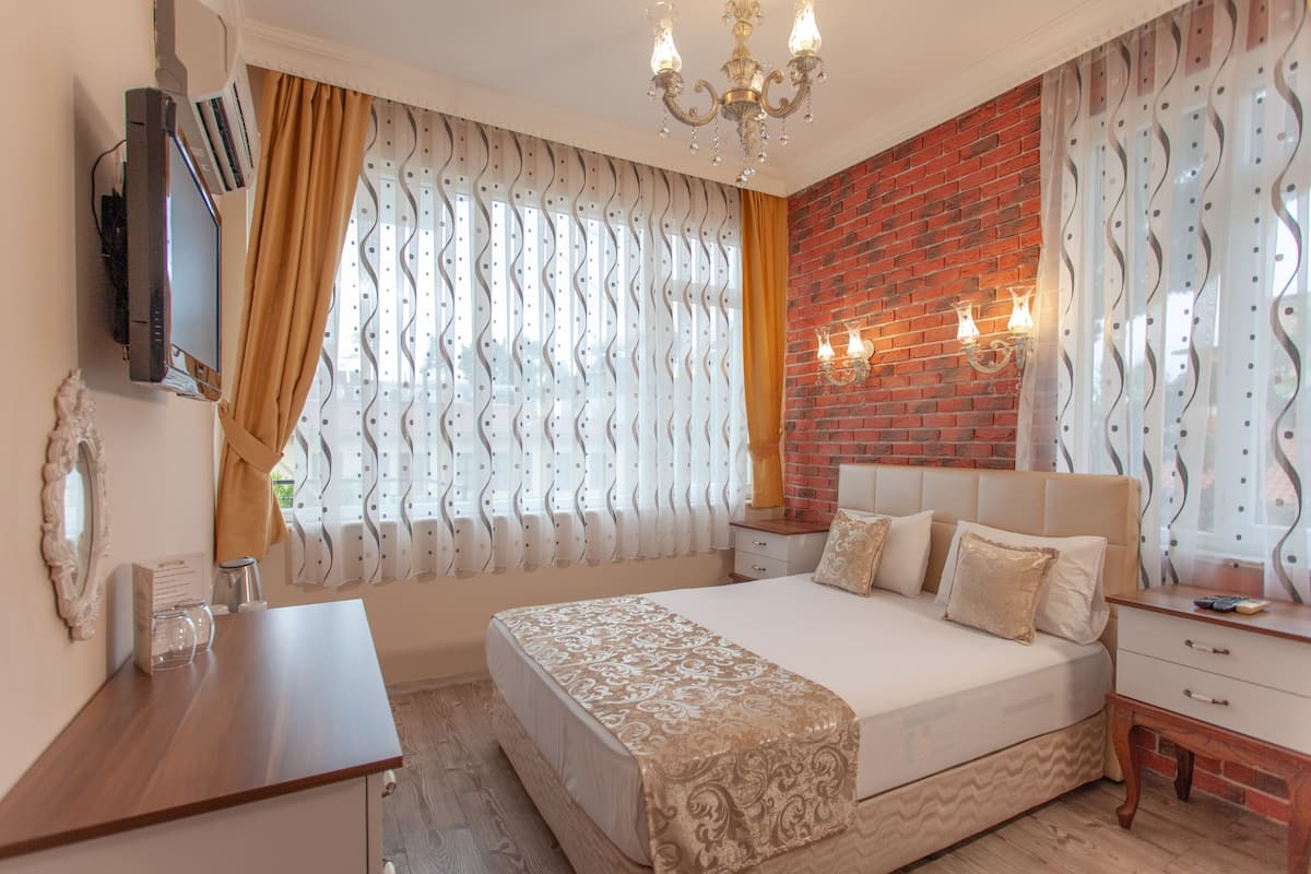 1 bedroom, premium bedding, in-room safe, desk