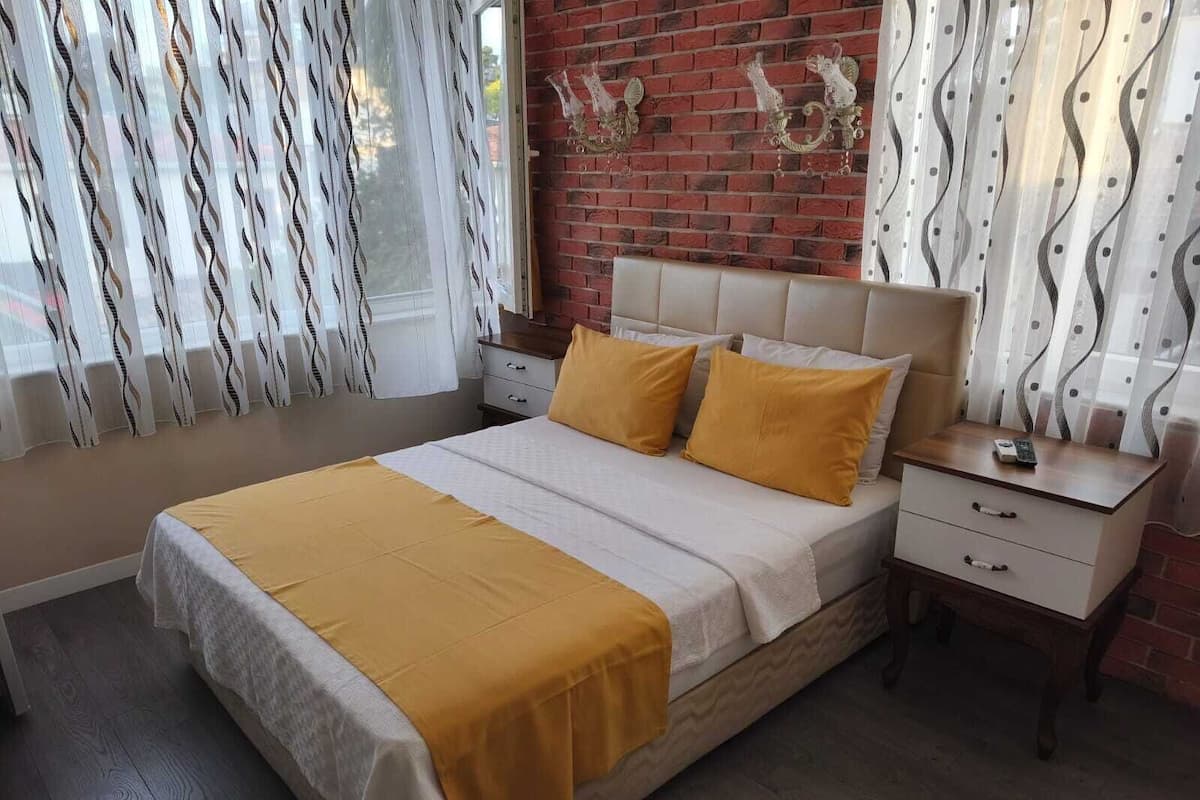 1 bedroom, premium bedding, in-room safe, desk
