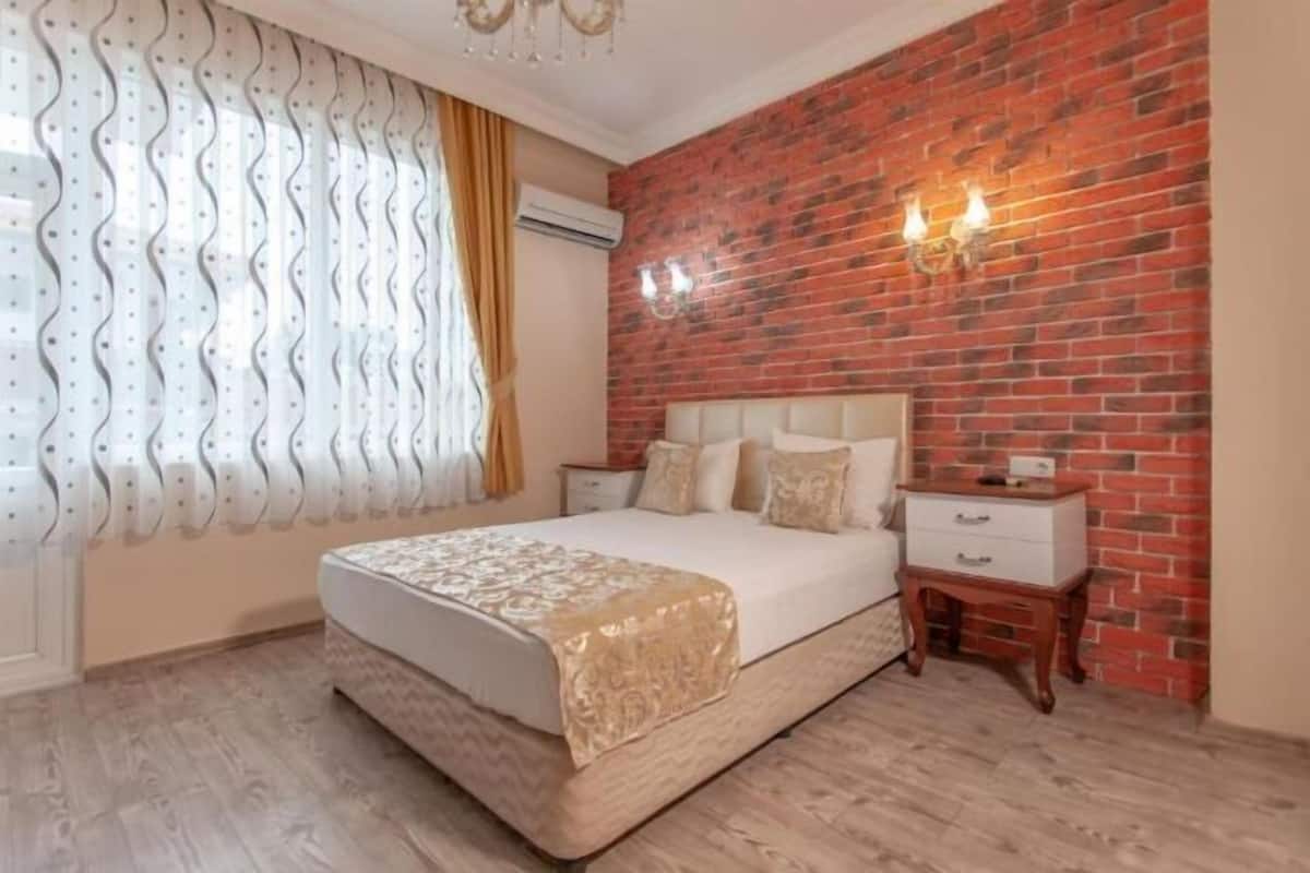 1 bedroom, premium bedding, in-room safe, desk