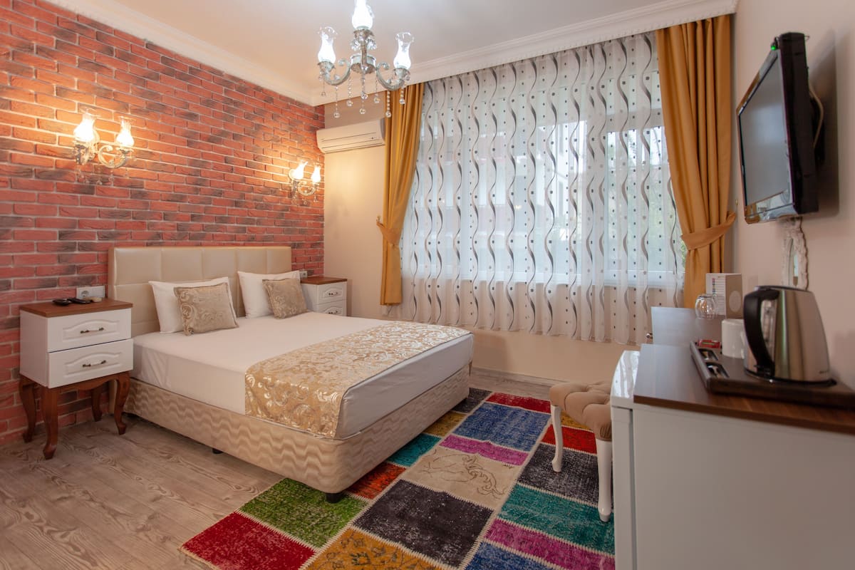 1 bedroom, premium bedding, in-room safe, desk