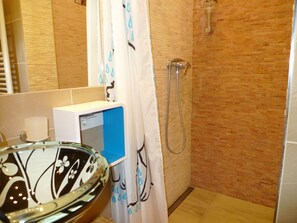 Studio | Salle de bain | Douche, sĂšche-cheveux, serviettes fournies, papier toilette