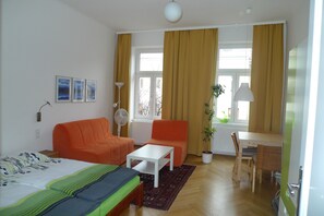 สตูดิโอ | บริเวณนั่งเล่น | ทีวีจอแบน