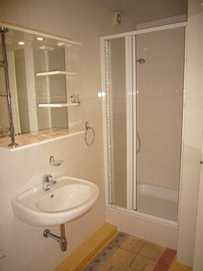 Dusche, kostenlose Toilettenartikel, Haartrockner, Handtücher