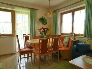Standard Apartment, 3 Bedrooms | In-room dining