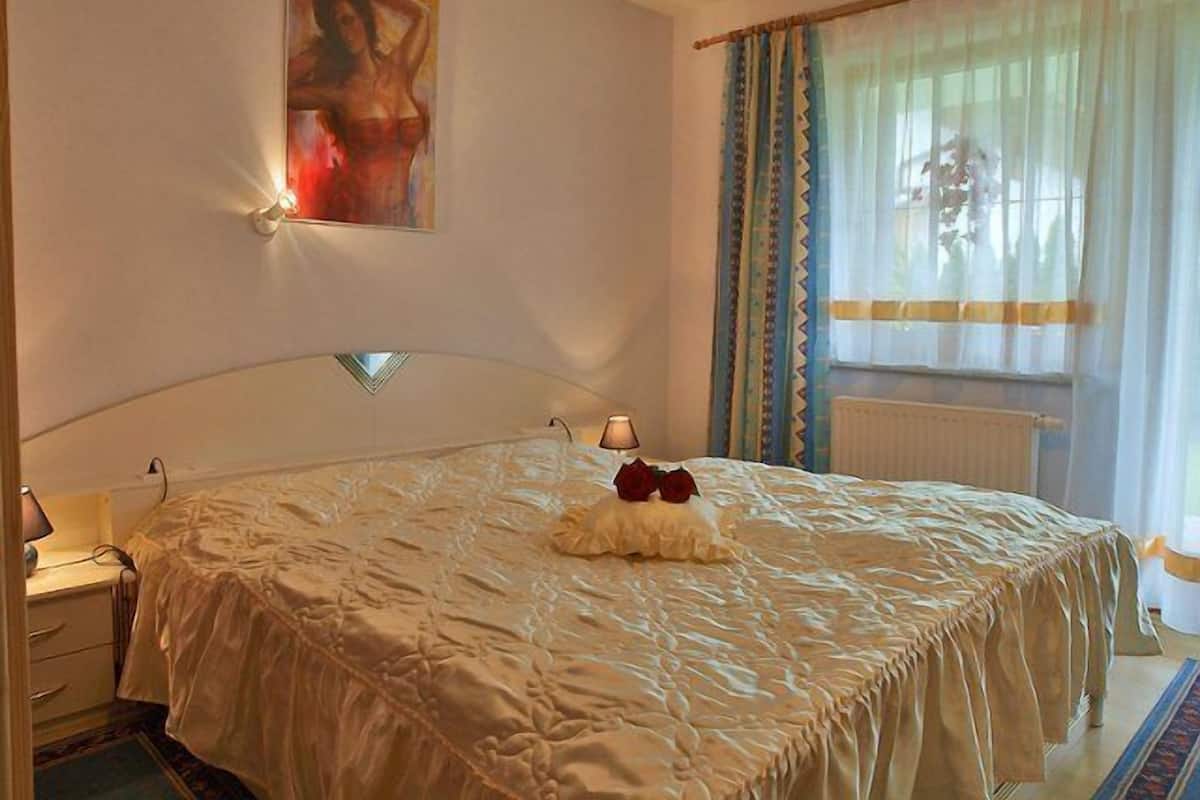 1 slaapkamer, een bureau, geluiddichte muren