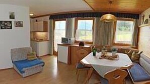 Standaard appartement, 2 slaapkamers | Woonkamer | Een flatscreentelevisie
