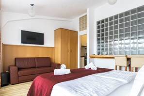 Apartment | Hypo-allergenic bedding, minibar, in-room safe, desk - Hotel Corvinus (Vienna)