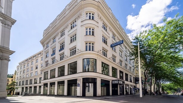 A corner building with multiple floors, a prominent entrance, and signs for 'Hotel Pension Corvinus' and 'Kino Haydn'. - Hotel Corvinus (Vienna)