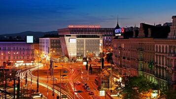 Un bâtiment moderne avec une enseigne indiquant « OBB BAHNHOFCITY WIEN WEST » et une autre enseigne indiquant « NORDESE ».