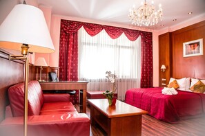 Suíte estúdio júnior, banheira de hidromassagem | Roupas de cama antialérgicas, frigobar, cofres nos quartos, escrivaninha