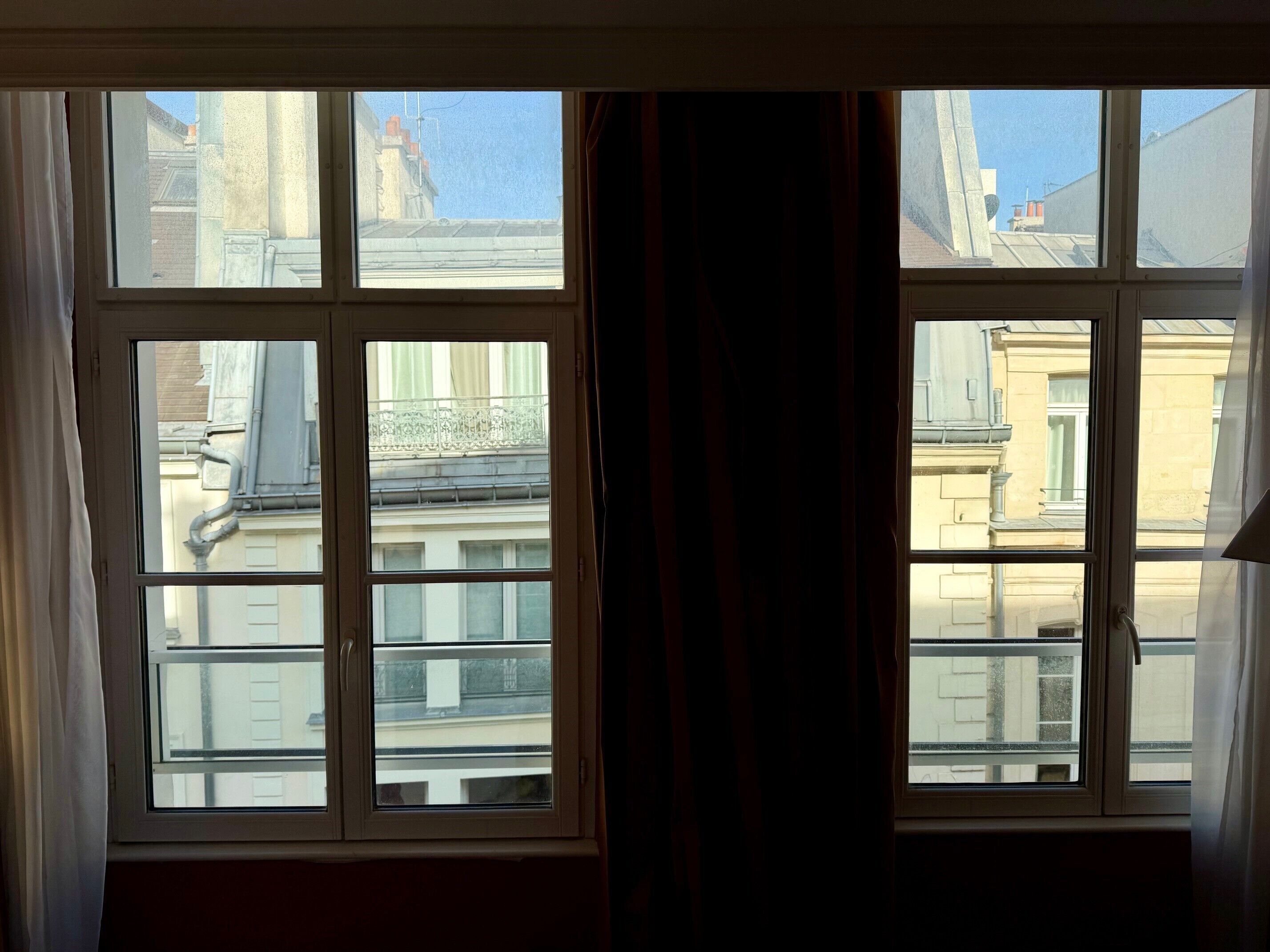 Una stanza con un'ampia finestra che si affaccia su un panorama urbano.