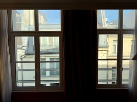 Una habitación con un gran ventanal con vistas a un paisaje urbano.