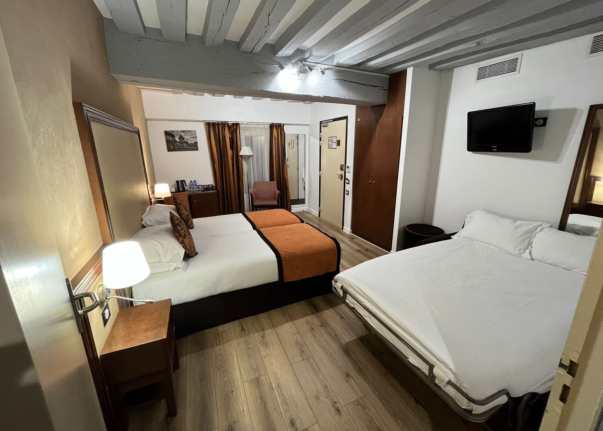 Familie vierpersoonskamer, toegankelijk voor mindervaliden, op benedenverdieping | Een minibar, een kluis op de kamer, een bureau, geluiddichte muren