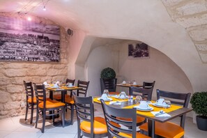 Petit déjeuner buffet (14.00 EUR par personne)