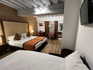 Minibar, in-room safe, desk, soundproofing - Hotel Saint Honore 85 (Paris)