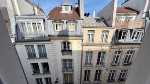 A view of a multi-story building with balconies and windows. - Hotel Saint Honore 85 (Paris)