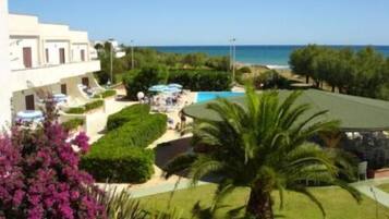 2 ulkouima-allasta avoinna 9.00–19.00, aurinkovarjoja, aurinkotuoleja