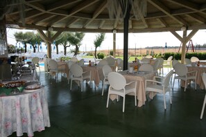 Bữa sáng buffet hàng ngày (10 EUR/mỗi người) 